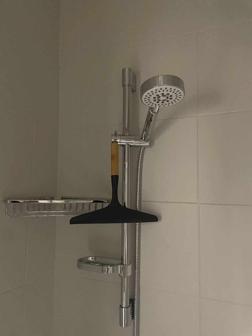 Bagno moderno con asciugacapelli, gel doccia e sapone