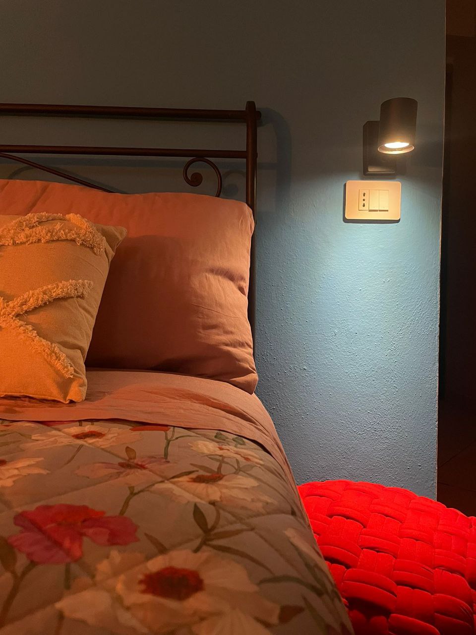 Letto matrimoniale comodo con guardaroba e tende oscuranti