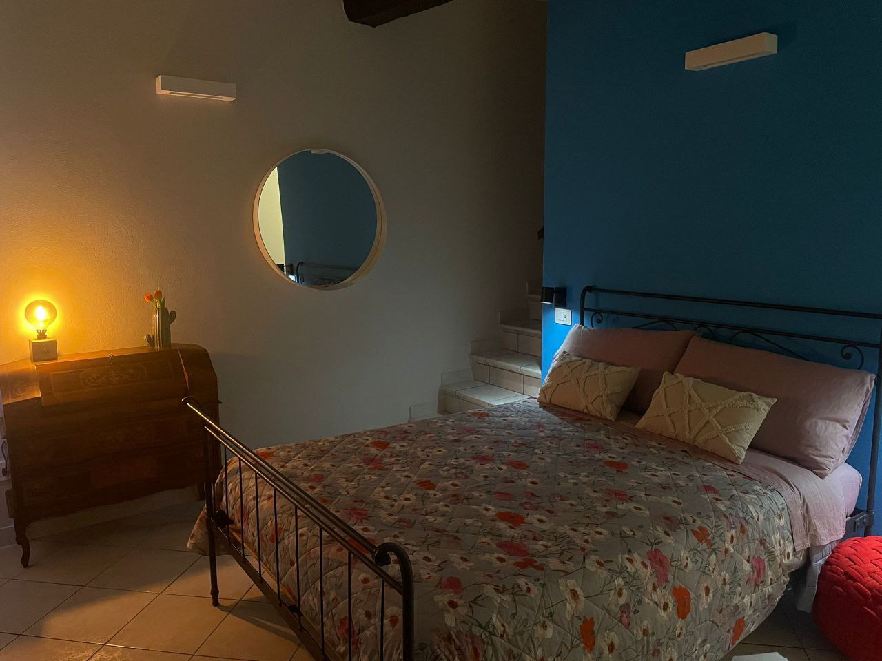 Spazio notte accogliente con estintore e rilevatore di monossido