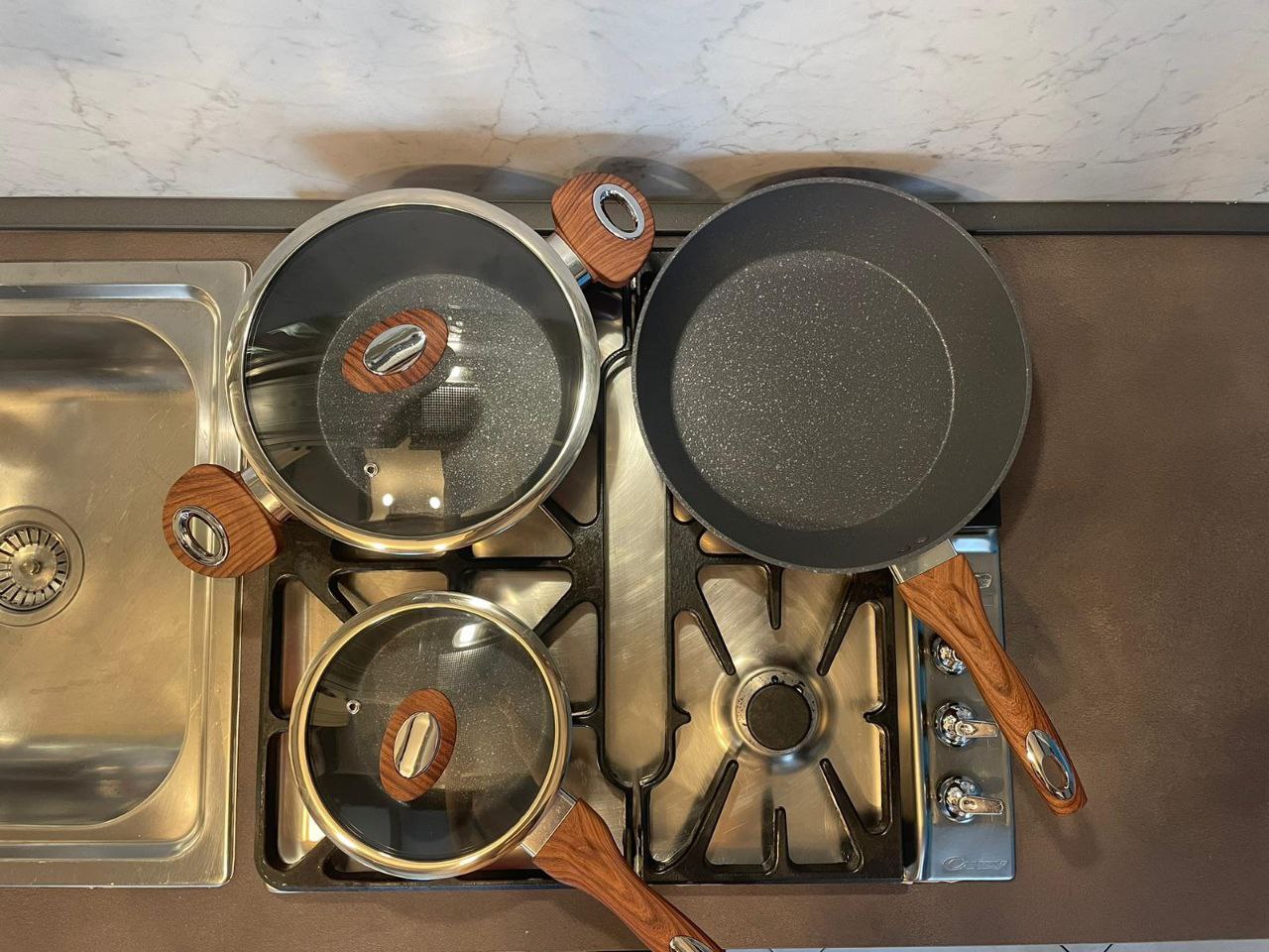 Cucina completa attrezzata con forno, piano cottura e frigorifero a Parma