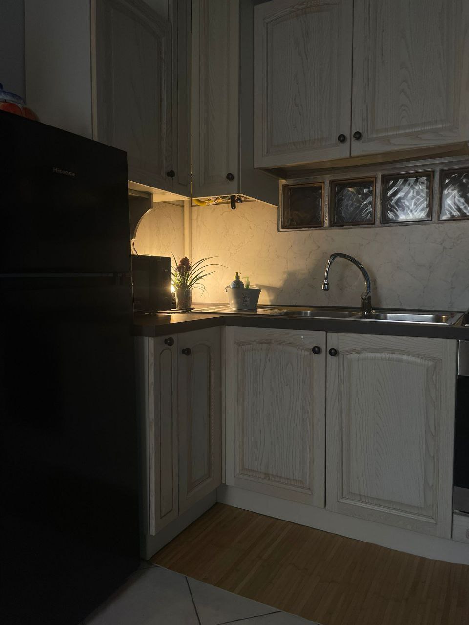 Area cucina con stoviglie, posate e tutto l'essenziale per cucinare