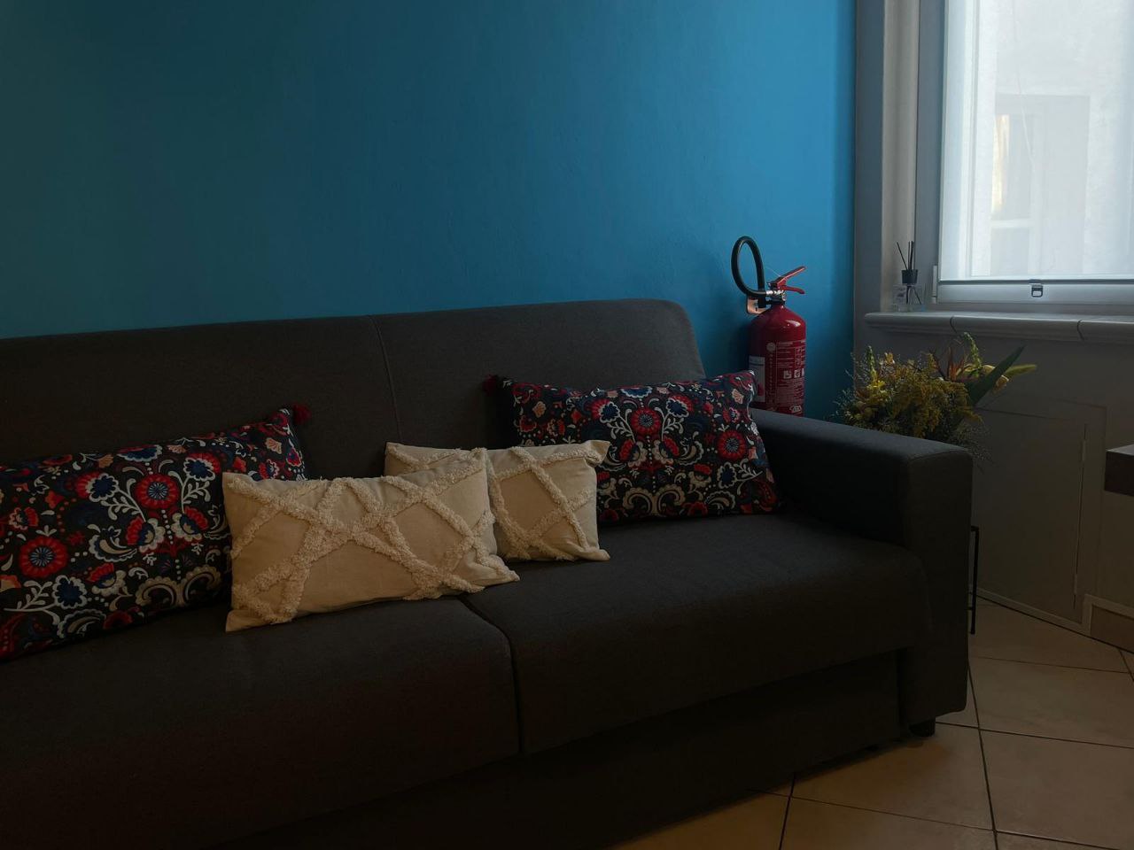 Soggiorno elegante con divano letto e aria condizionata a Violetta Home Parma