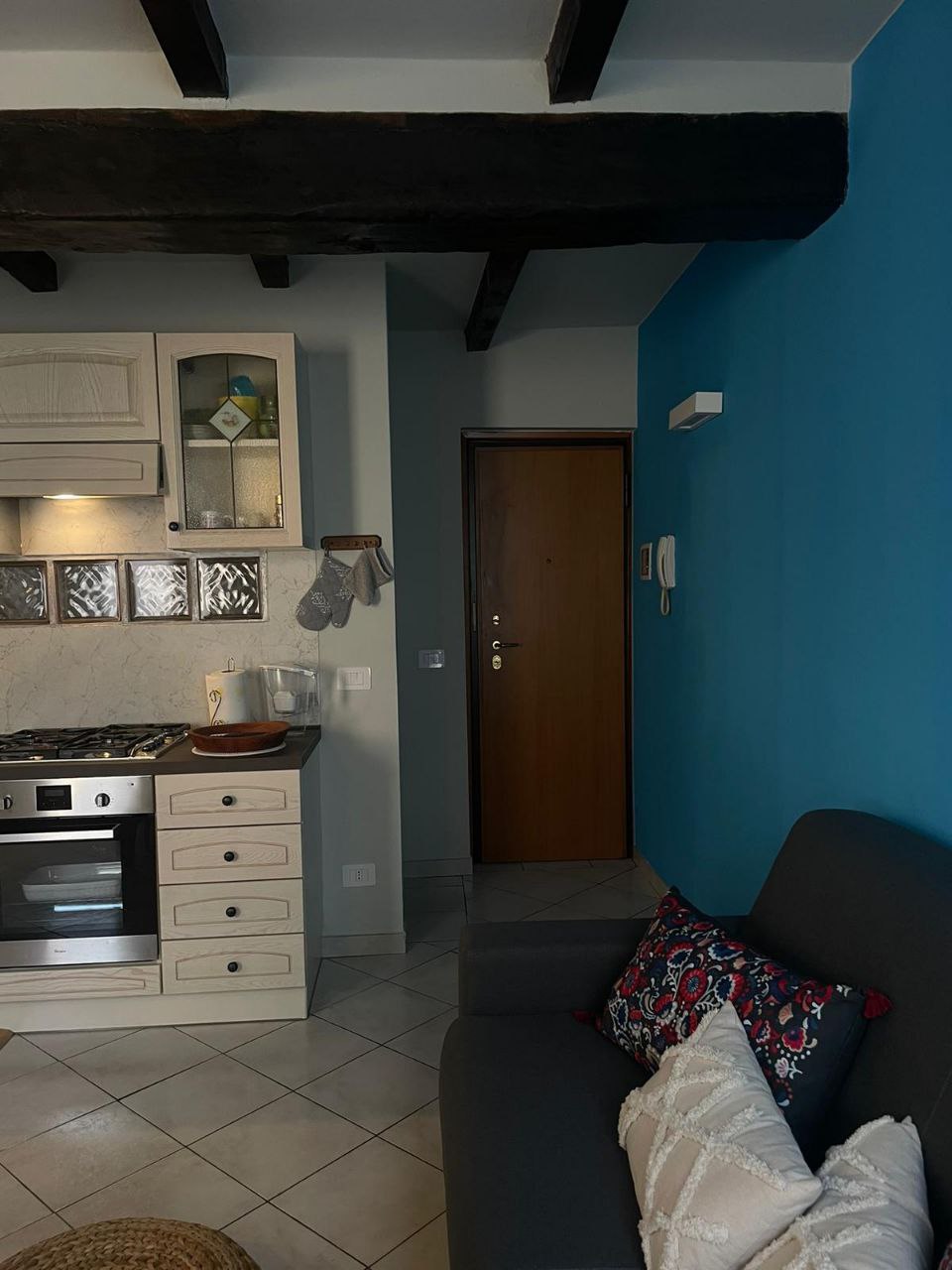 Area living moderna con TV e comfort nel centro storico di Parma