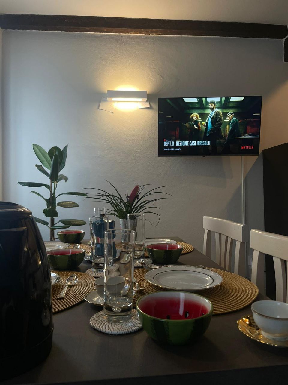 Tavolo da pranzo spazioso per godere della cucina parmigiana