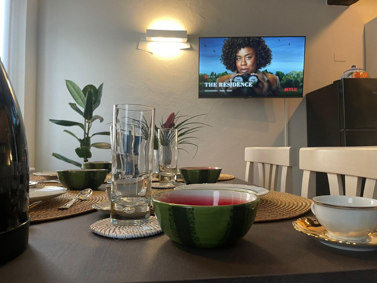 Zona pranzo luminosa con tavolo per momenti conviviali